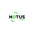 Notus Energy Logo: Schwarzer Text "NOTUS" mit grünem "O", umgeben von zwei grünen Klammern; darunter grüner Text "ENERGY".