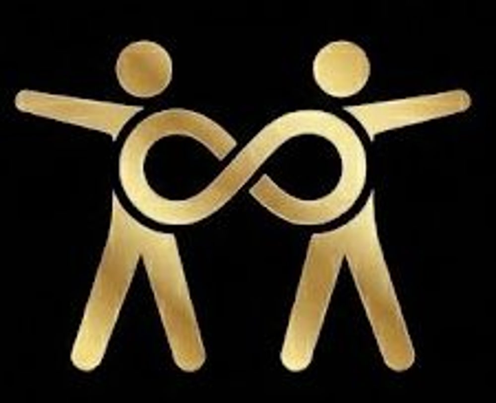 Zwei Personen sitzen sich an einem Tisch gegenüber, mit Sprechblasen über ihren Köpfen.