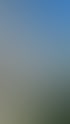 Anbau eines weißen Hauses mit neuen Fenstern und Regenrinne unter blauem Himmel.