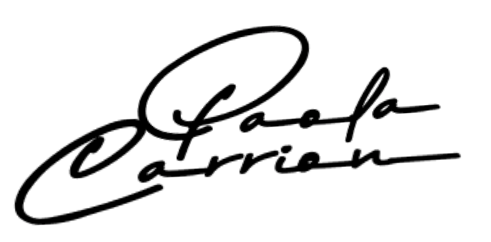 Unterschrift "Paola Carrión" in schwarzer Schreibschrift auf grünem Hintergrund.