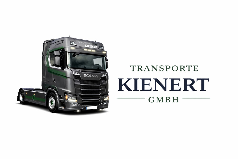 Grauer Scania-LKW mit grünem Streifen und "TRANSPORTE KIENERT GMBH" Logo auf weißem Hintergrund.
