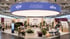 Moderner VPV allive Messestand mit Besuchern, Pflanzen und runder Deckenbeleuchtung in einer Messehalle.