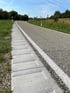 Eine asphaltierte Landstraße mit WALLSTOP Rüttelbankett als Fahrbahnegrenzung