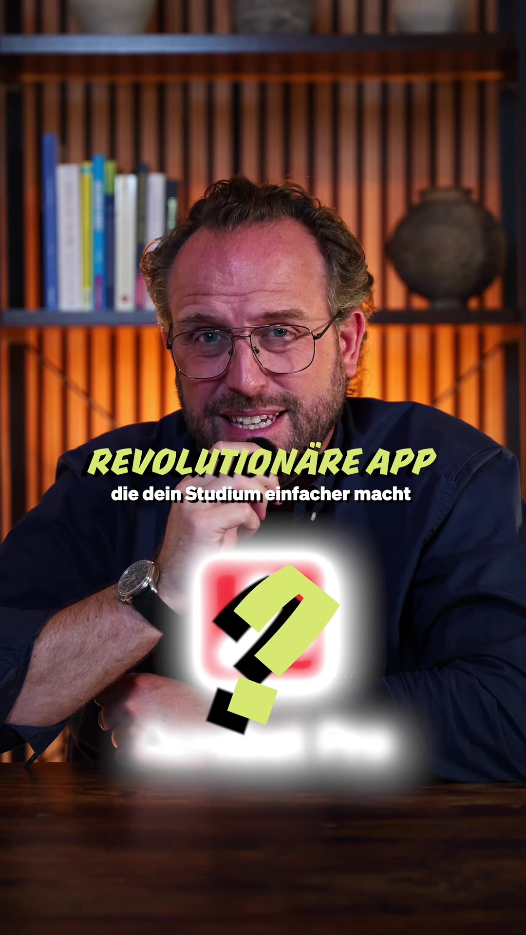 Mr. Karriere stellt in einem inszenierten Talking-Head-Video vor, wie Adobe Acrobat aus Skripten Zusammenfassungen, Präsentationen und Podcasts erstellt.