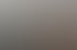 Zwei Männer filmen eine Frau mit einer Kamera auf Stativ, mit Softboxen und Pflanzen im Hintergrund.