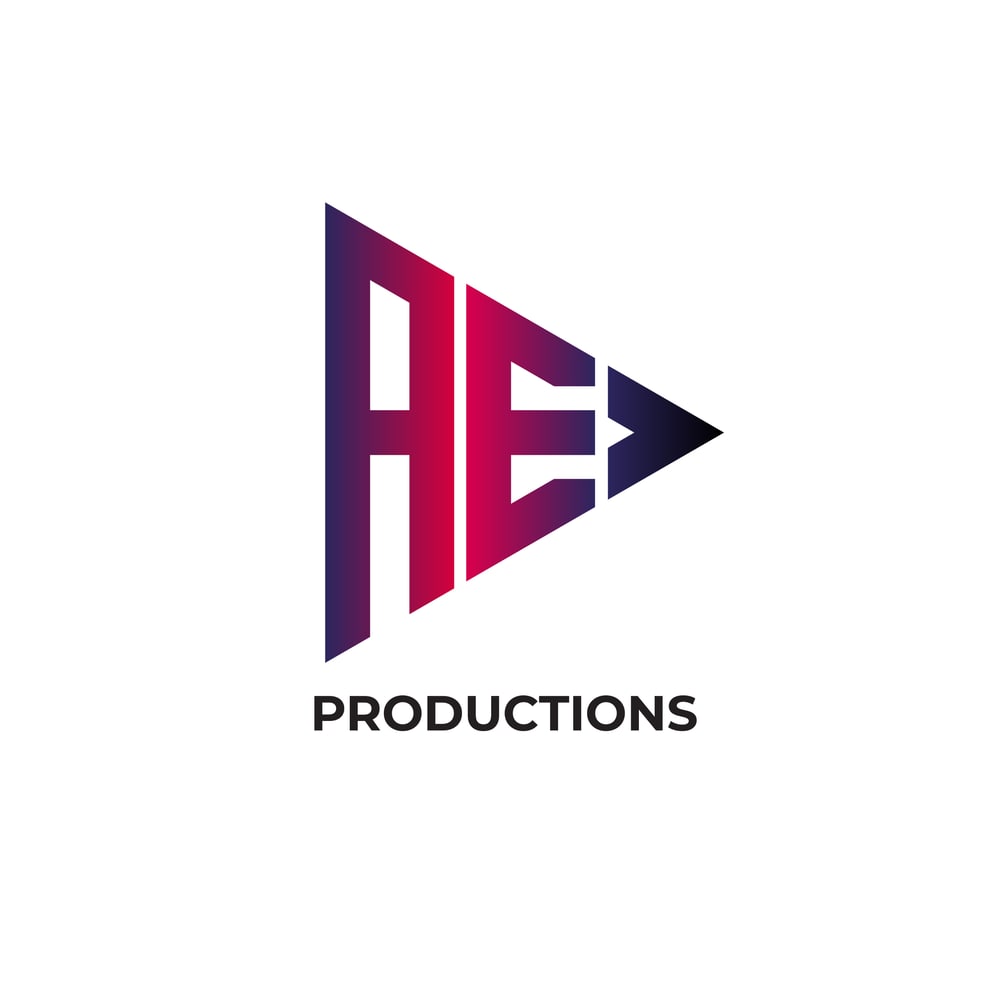 Logo von AE Productions mit Buchstaben AE in Form eines Play-Buttons mit lila-rotem Farbverlauf auf weißem Hintergrund.