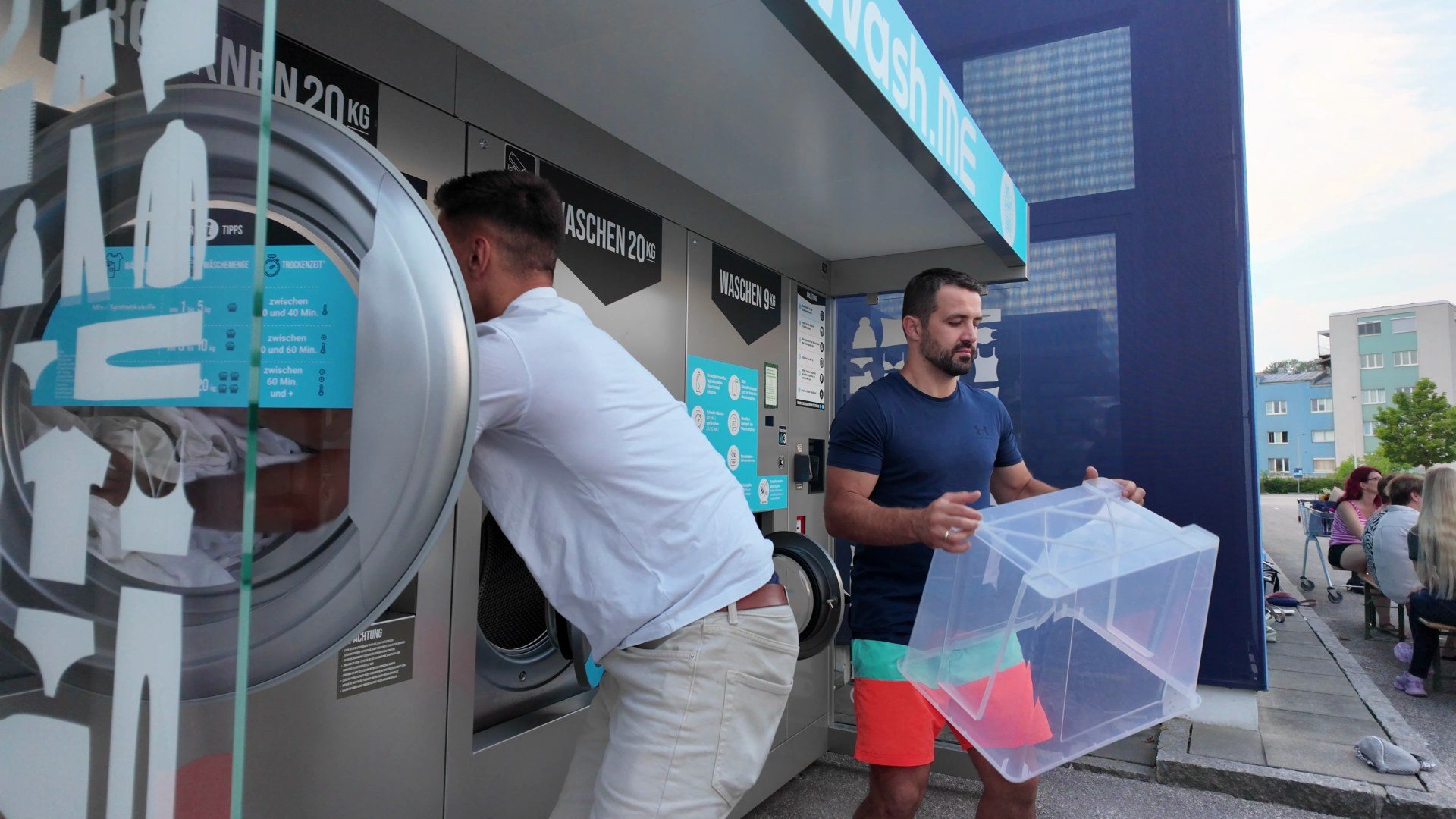 Milos und Lukas mit Wäschekörben an der Trockenstation - ungeschönter Gastgeberalltag mit kaputtem Trockner