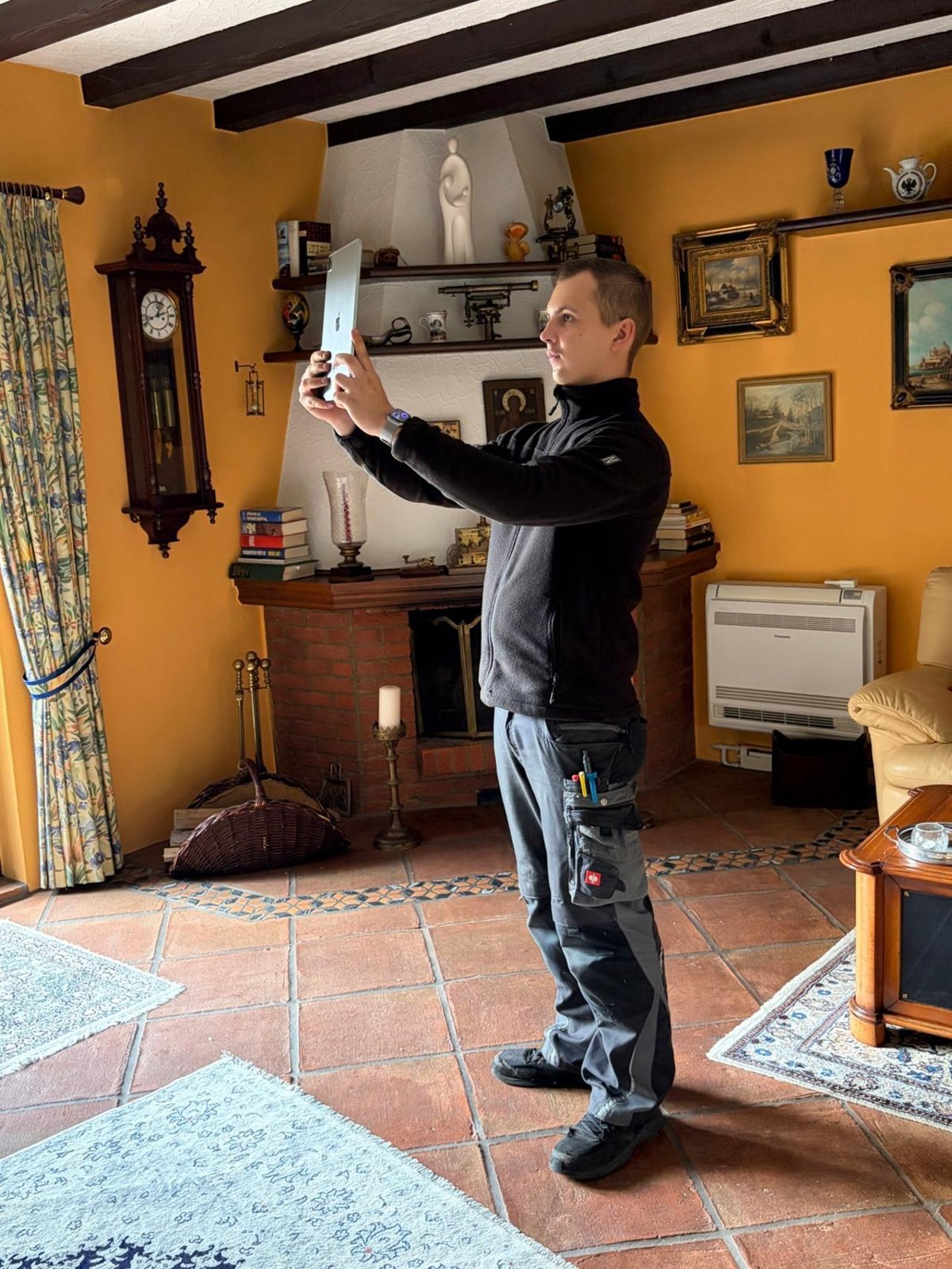 Jan Schmidt bei der Aufnahme im Wohnzimmer eines Kunden