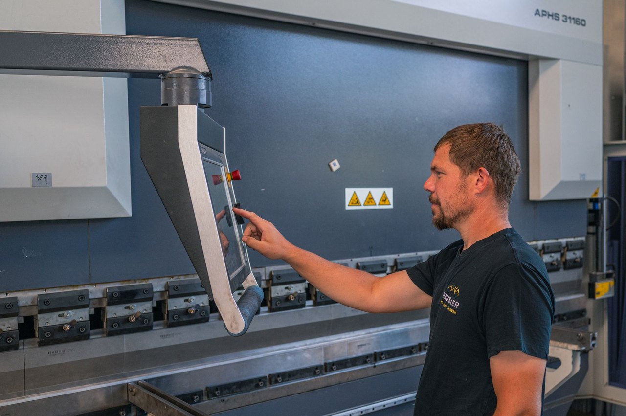 Arbeit an der Abkantpresse in der Werkhalle in Thüngersheim