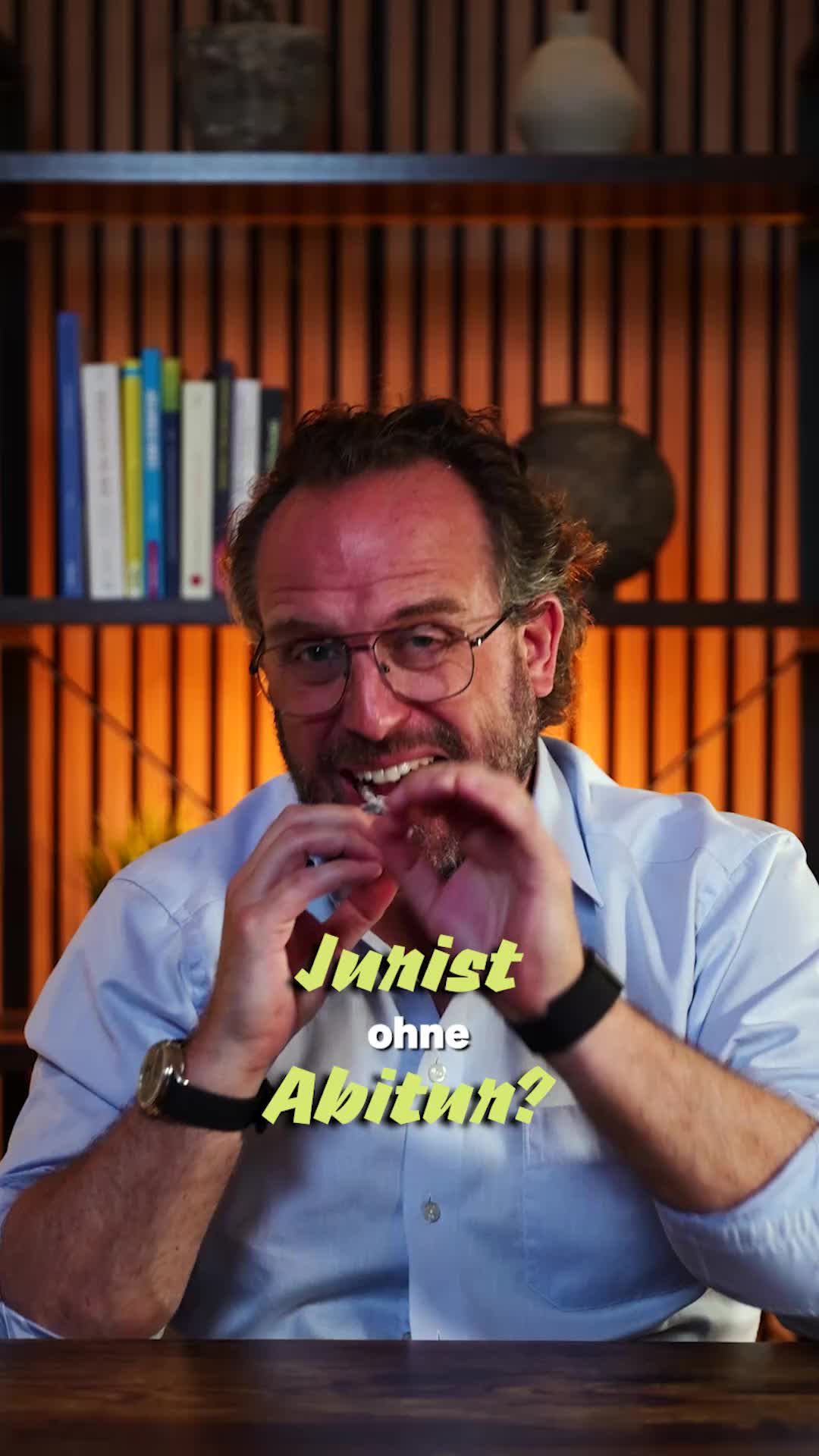 Video stellt den Bachelor Wirtschaftsrecht als Fernstudium für Berufstätige ohne Abitur vor, die mit Ausbildung und Berufserfahrung studieren können.