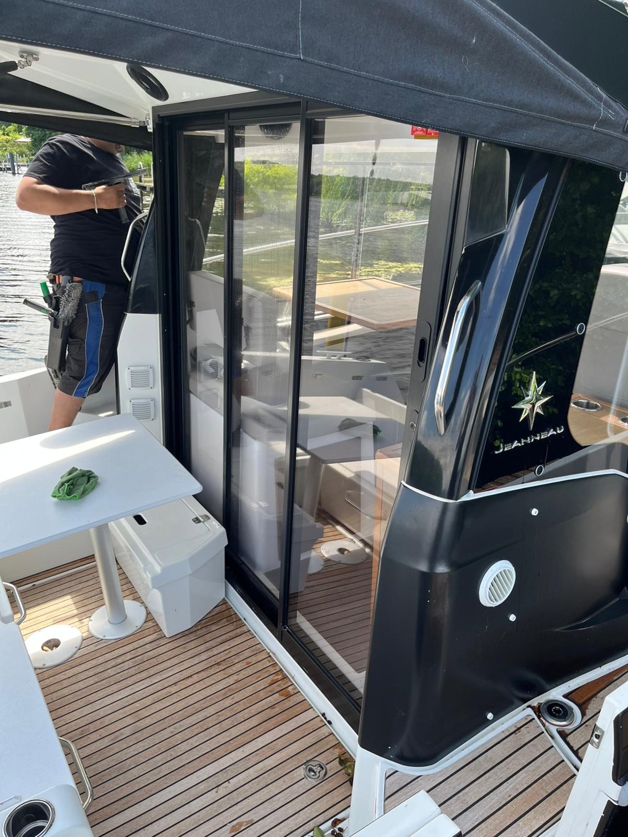 Die Fensterputzer Berlin bei der Fensterreinigung auf einem Boot
