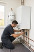 Heizungsbauer schließt eine neue Gas-Brennwerttherme in einem Hauswirtschaftsraum an