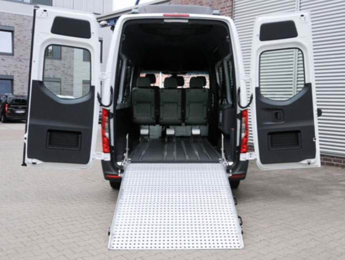 Sprinter mit Heckabsenkung und Auffahrrampe – Bild 2