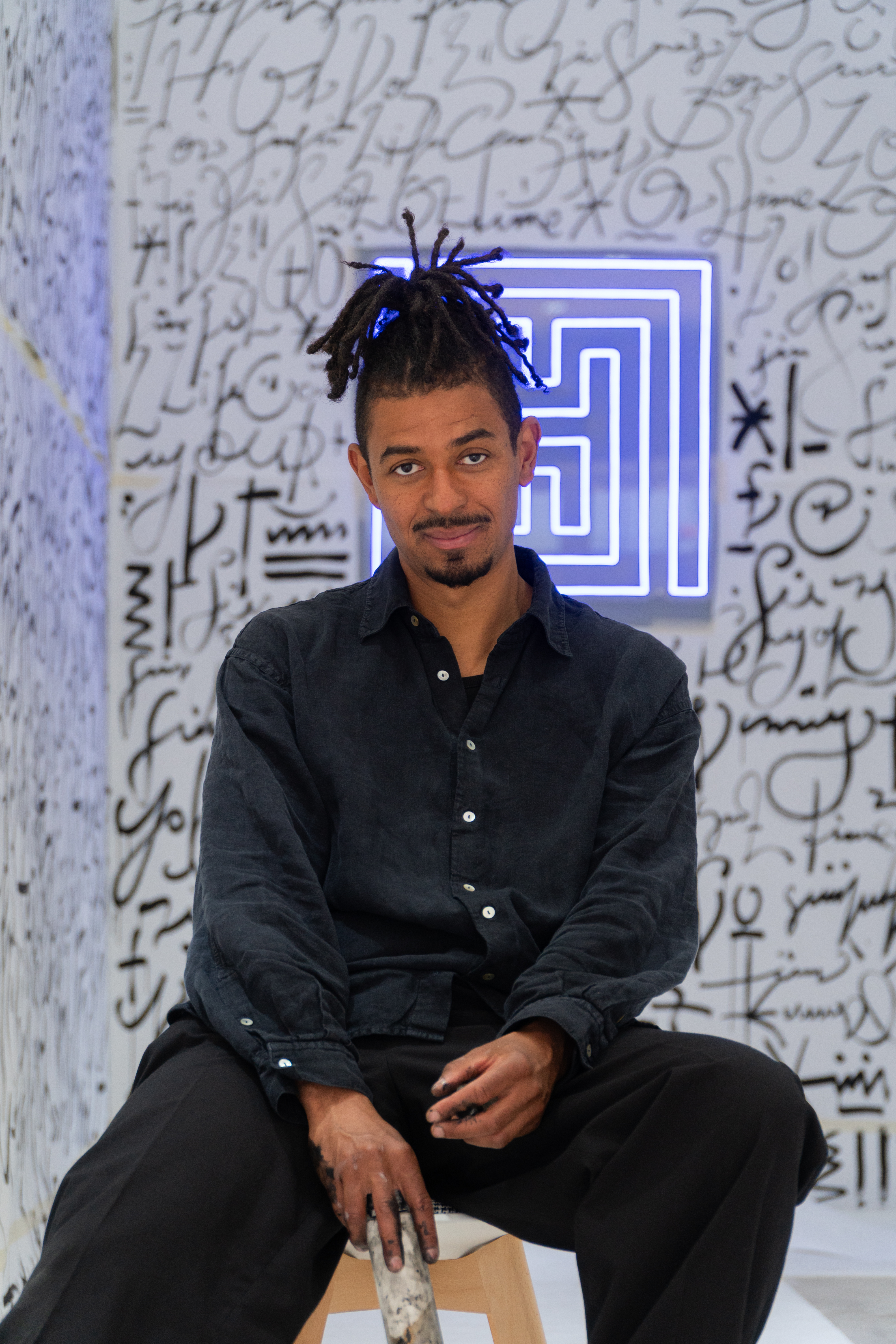 Caspar Nii Armah bei der Arbeit an THE JOURNEY im ARTLOFT.Hamburg