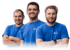 Drei lächelnde Männer in blauen T-Shirts mit dem Logo von R-Logic, Arme verschränkt.