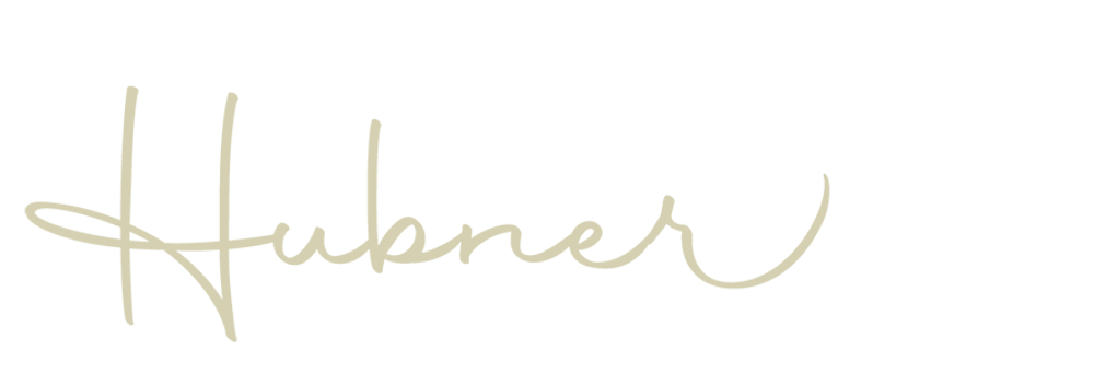 Logo „Rösslhof Hubner“ in gelbgrünen Buchstaben auf dunkelgrünem Hintergrund.