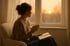 Frau mit Tasse und Buch blickt beim Sonnenuntergang aus dem Fenster – Symbol für innere Ruhe, Reflexion und Integration nach einer MDMA-Erfahrung.