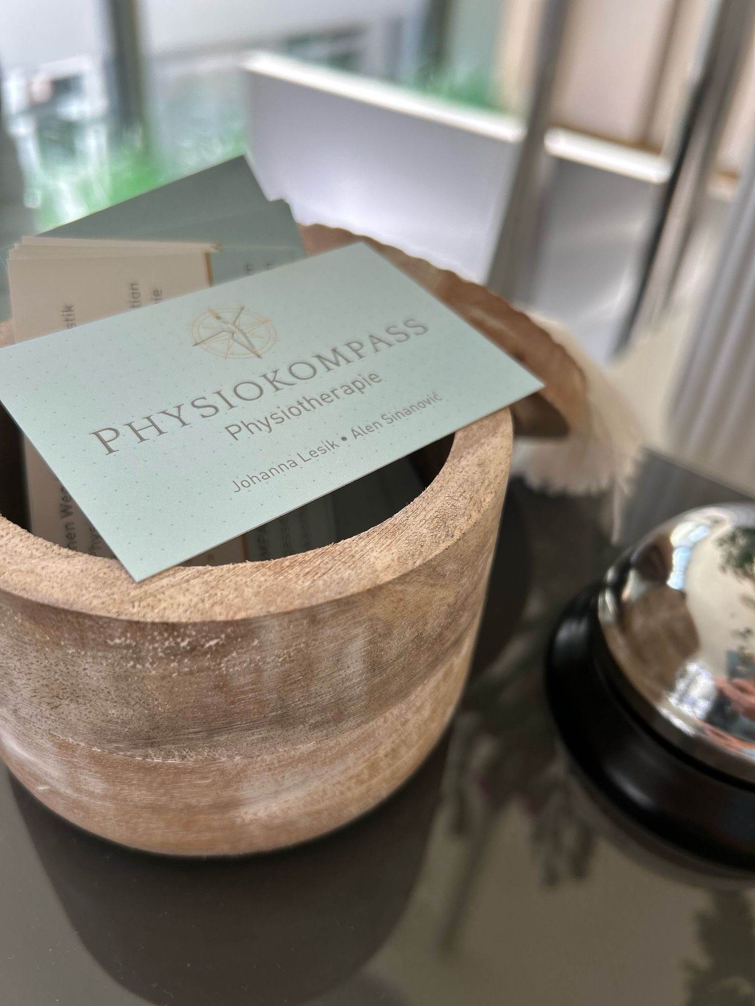 Moderne Praxisräume von Physiokompass mit Behandlungsräumen und Trainingsfläche
