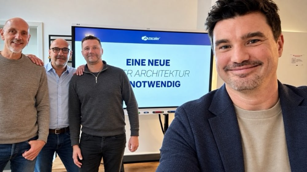 Tim Christopher Gasse mit drei Teilnehmenden vor der Abschlussfolie eines Präsentationstrainings