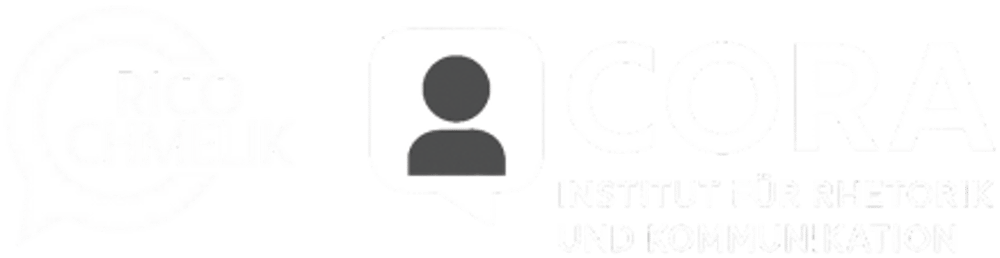 Weißes Logo mit dem Text "RICO CHMELIK" in einem Sprechblasen-ähnlichen Kreis auf grünem Hintergrund.