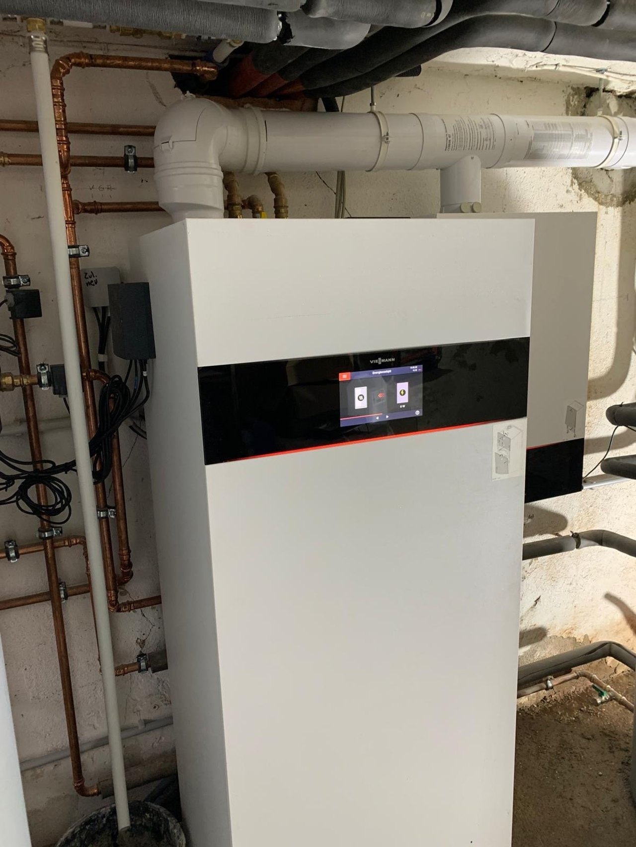 Installierte Haustechnik im Technikraum – Projekt von Deutsche Energie Partner