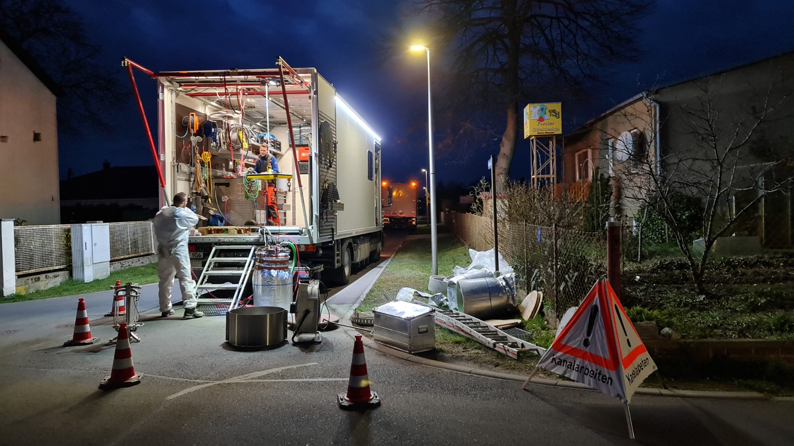Rohrrenovation Förster im Einsatz: Sanierungsfahrzeug auf der Nachtbaustelle