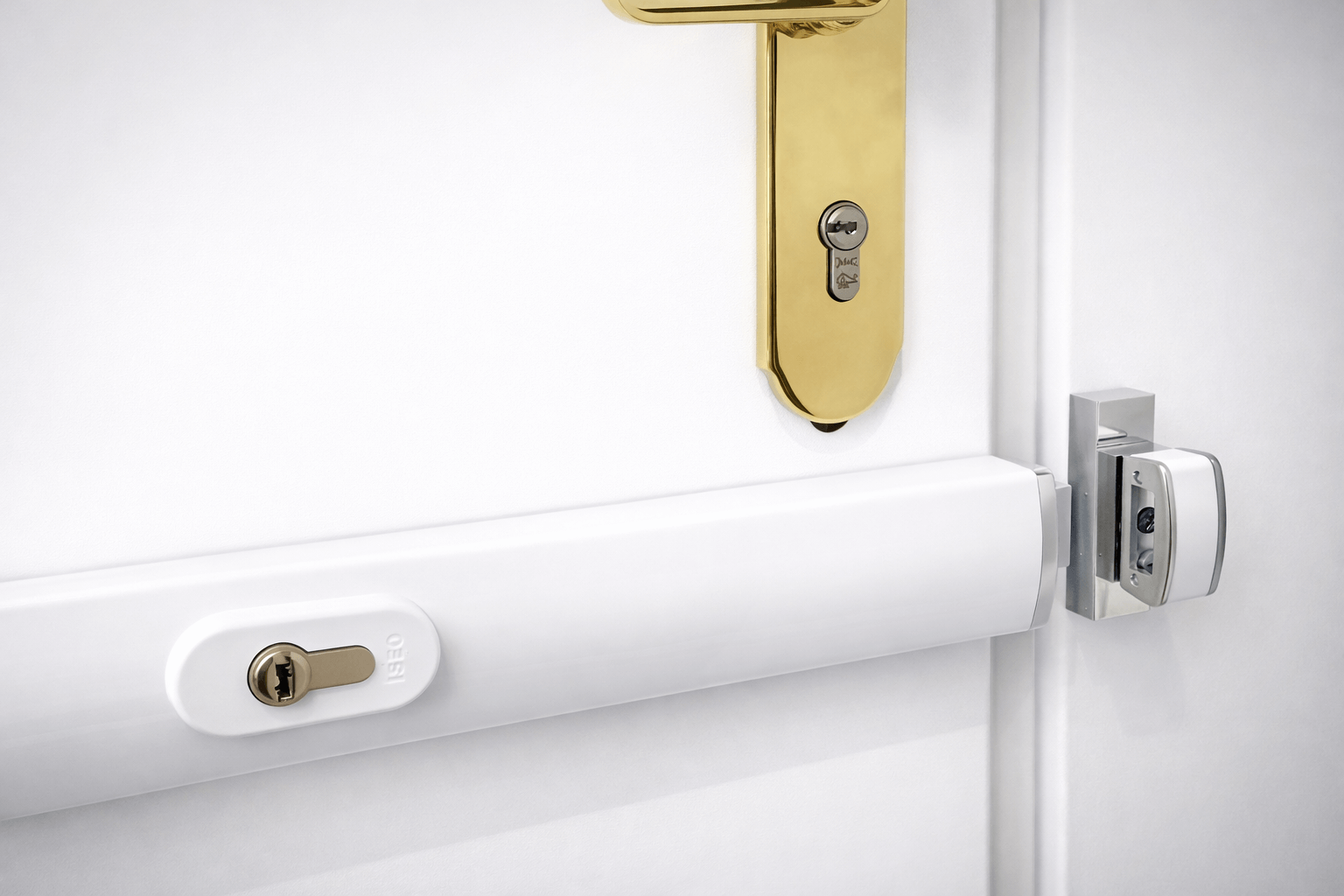 Weiße Tür mit goldenem Türgriff, Zylinderschloss und weißem horizontalen Panzerriegel.