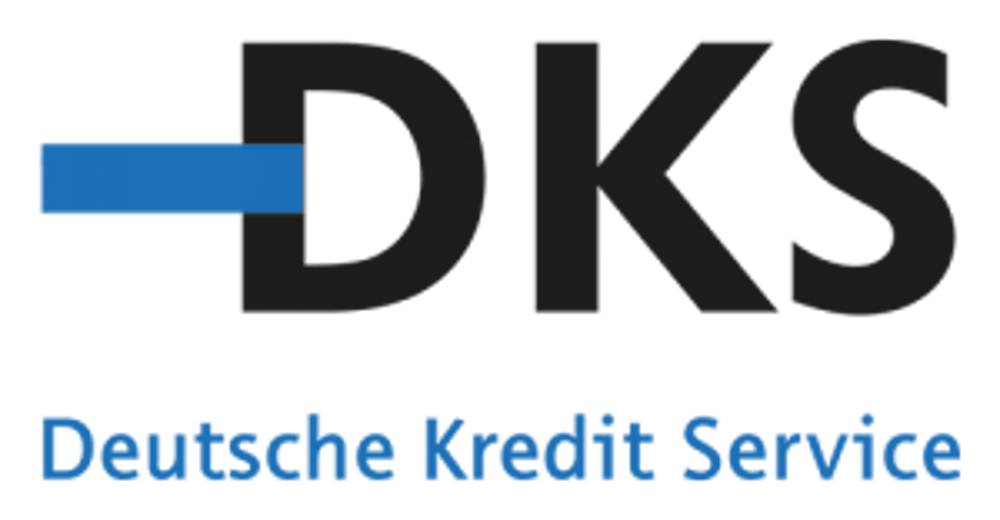 Logo der DKS Deutsche Kredit Service mit dunkelgrauen Buchstaben, blauem Balken und blauem Schriftzug auf schwarzem Grund.