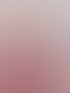Eine lächelnde Frau in einem roten Kleid hält eine Farbpalette mit verschiedenen Rot-, Rosa- und Gelbtönen.