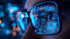 Nahaufnahme einer Person, deren Brille digitale Schaltungen in blauen Reflexionen zeigt, mit einem Auge sichtbar.