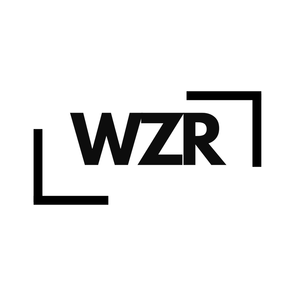 Schwarzes WZR-Logo mit eckigen Klammern oben rechts und unten links auf dunkelgrünem Hintergrund.