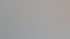 Vier Personen spielen gemeinsam Tischkicker in einem hellen, modernen Büro.