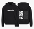 Schwarzer Kapuzenpullover mit „AK 2026“ auf der Vorderseite und „AK 2026“ sowie Text auf der Rückseite.