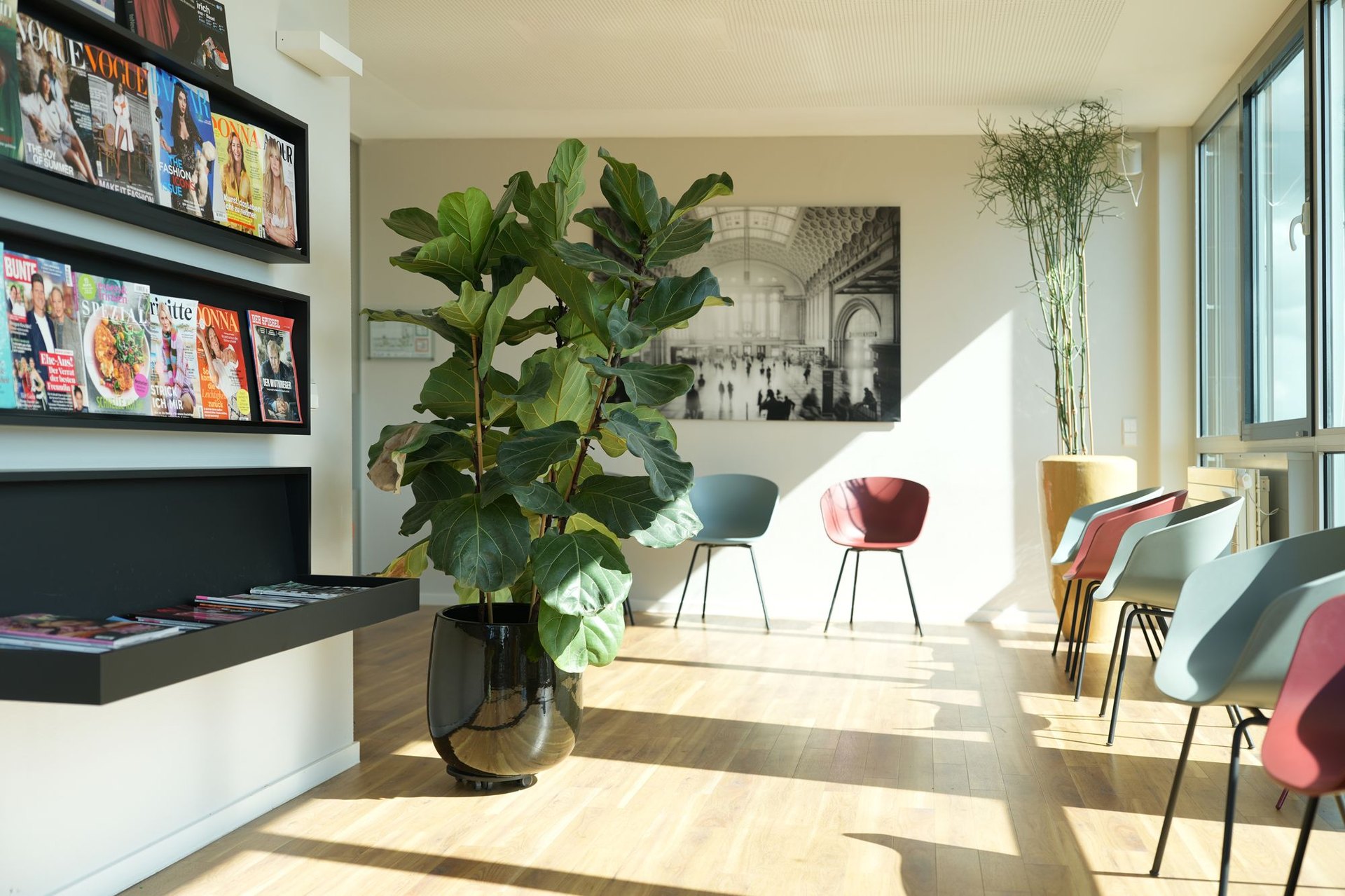 Ruhiger, heller Wartebereich