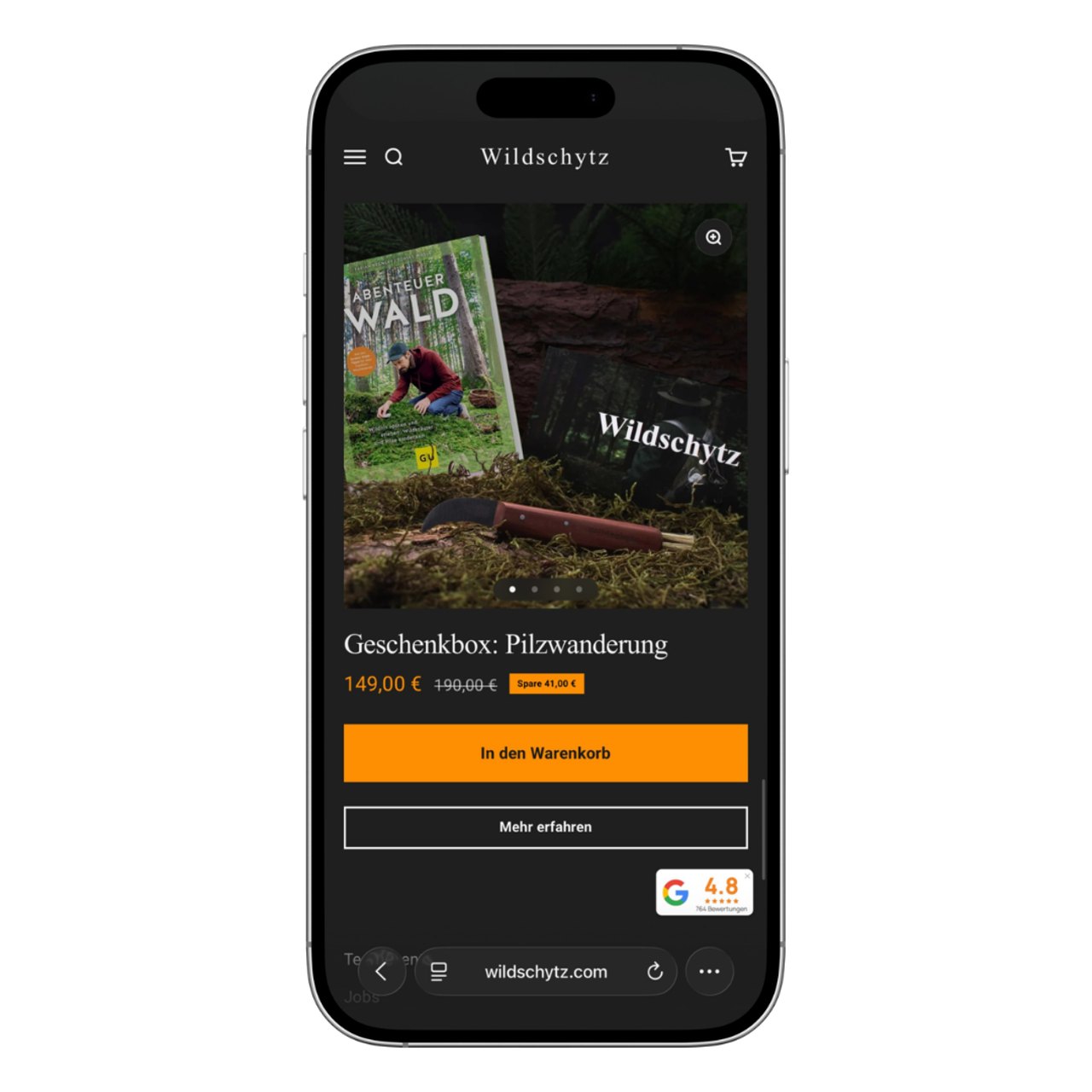 Smartphone zeigt Wildschytz Online-Shop mit "Geschenkbox: Pilzwanderung" und Buch "Geheimnisse des Waldes".