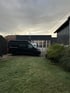 Camper mit geöffnetem Aufstelldach und Solarpanelen unter blauem Himmel – nachhaltiger Van-Ausbau für autarke Reisen mit Solarstrom