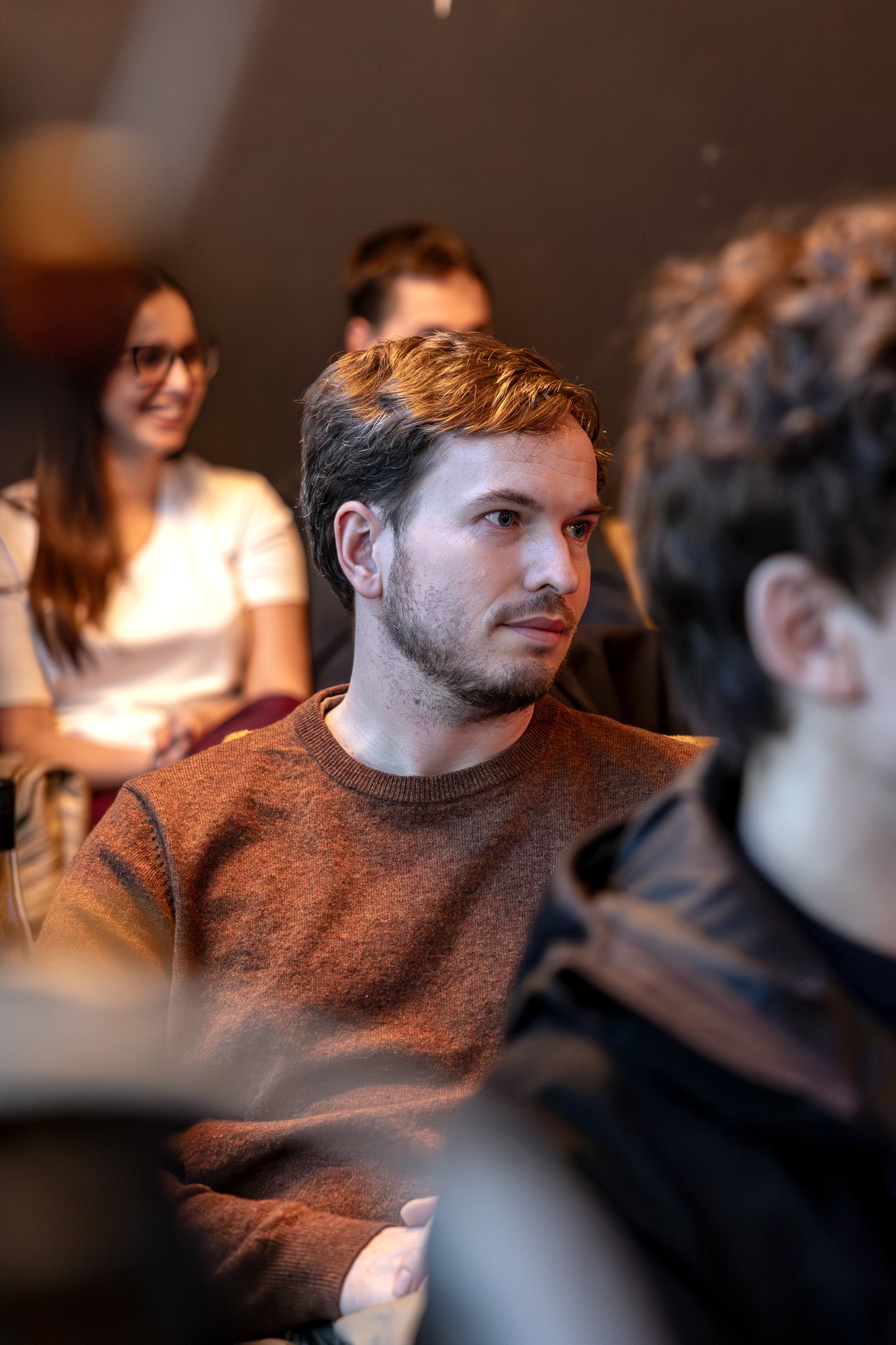 Konzentrierter Zuhörer im Publikum des 12-Minuten-Events in Leipzig