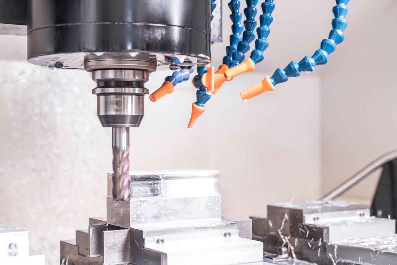 CNC-Bearbeitungszentrum beim Fräsen eines Metallteils