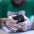Visualisierung eines automatisierten Systems (Zahnräder + Leadsymbol) mit dem Titel: 'Marketing Automatisierung für Tattoo Studios