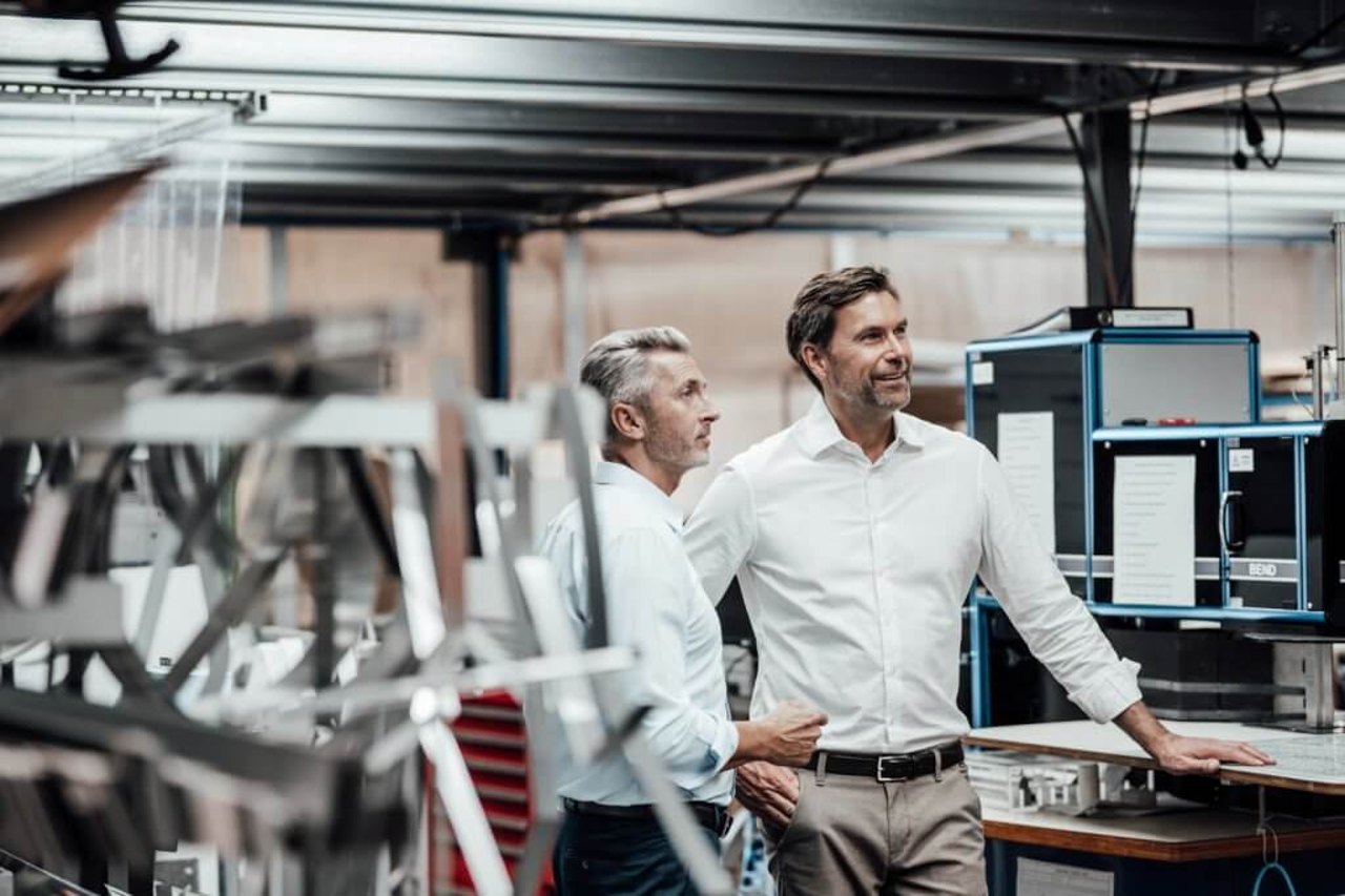 Zwei Mitarbeiter im Gespräch in der Produktionshalle