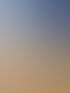 Dachfläche mit GUTEX Ultratherm Dachdämmplatten, drei Bauarbeiter im Hintergrund unter blauem Himmel.
