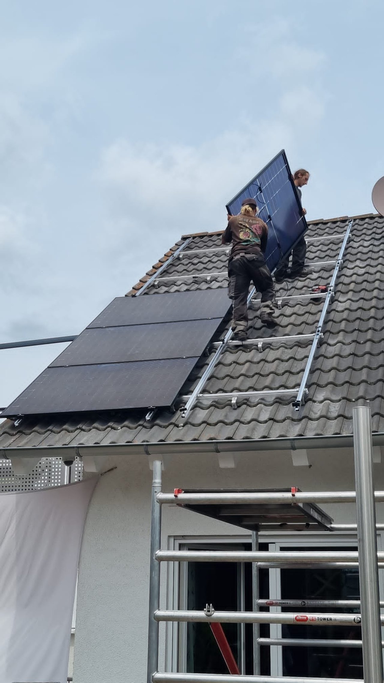 Montage der Solarmodule auf dem Dach durch das Team