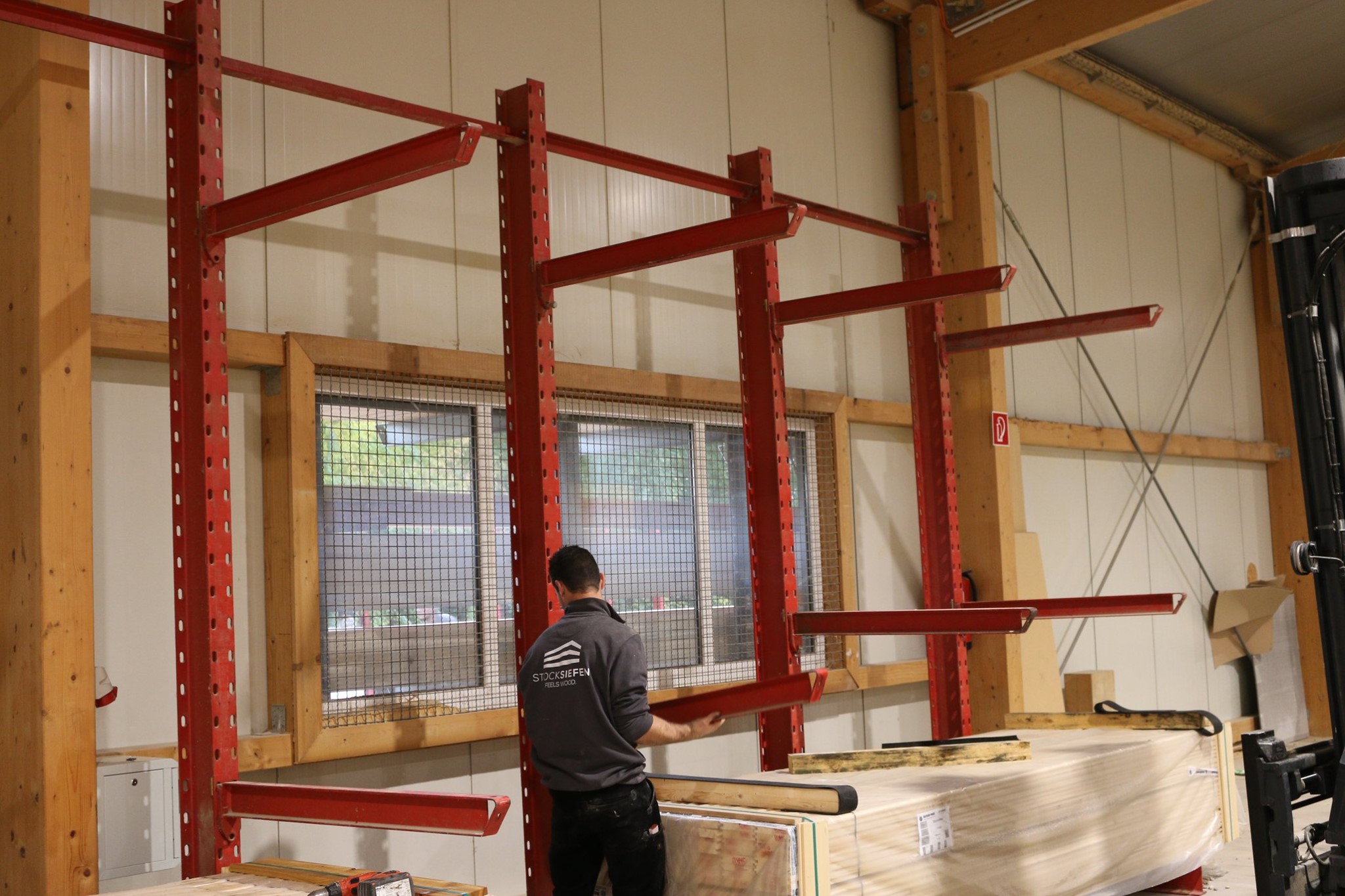 Mitarbeiter am Kragarmregal im Materiallager der Halle