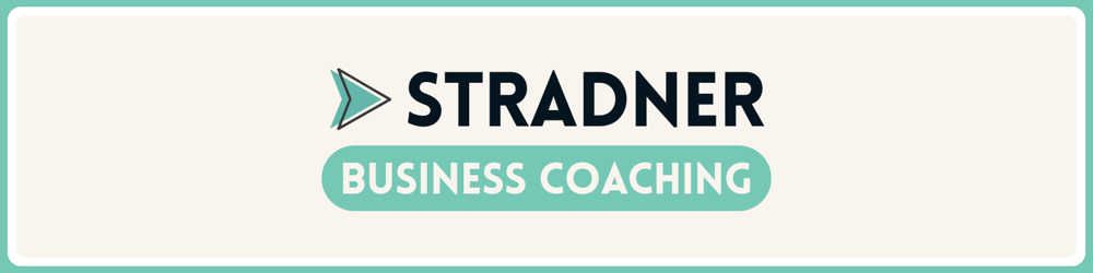 Logo von Stradner Business Coaching mit einem Abspielsymbol als Teil des Namens.