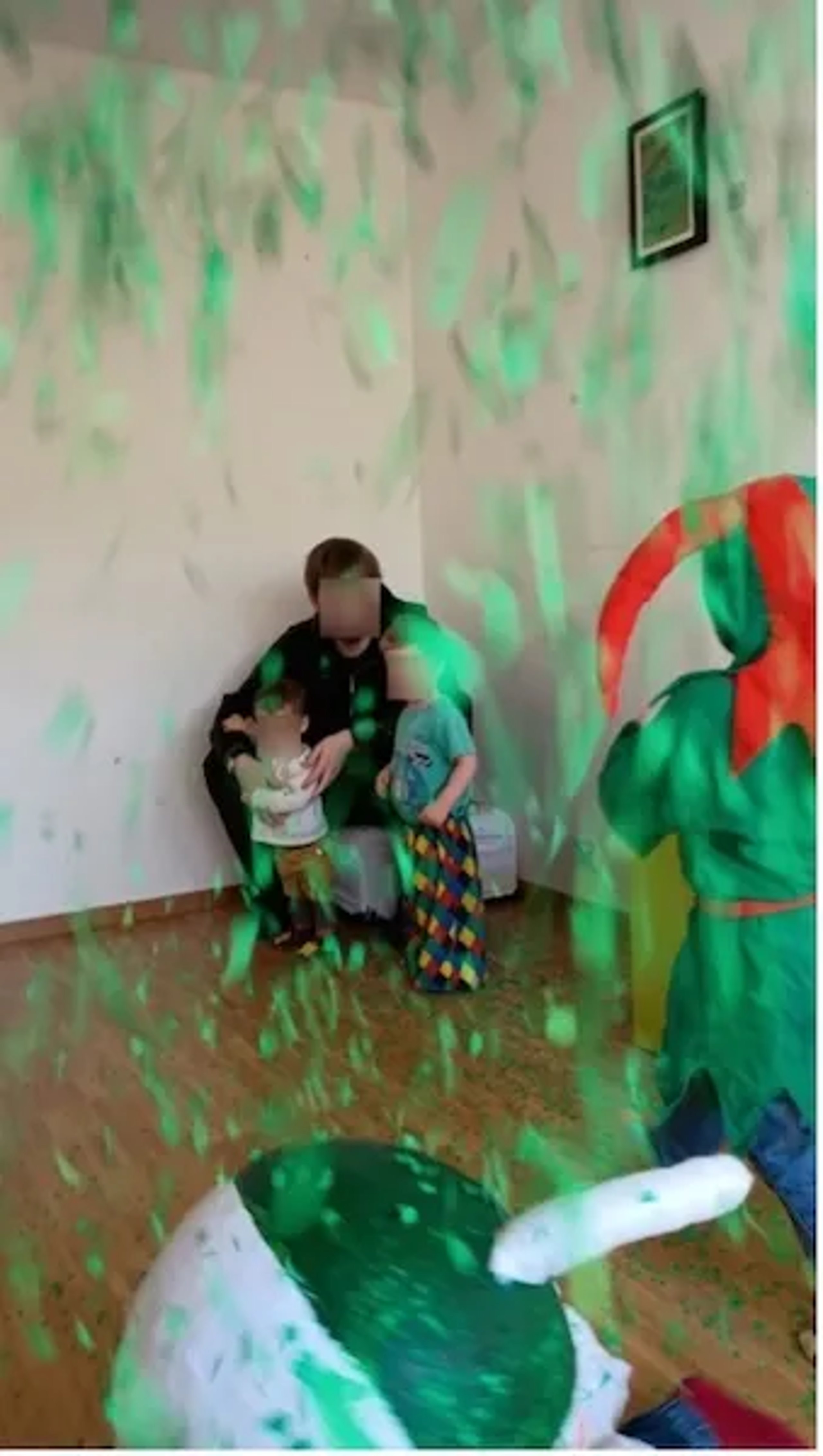 Verkleidete Kinder feiern Fasnacht in der Kita