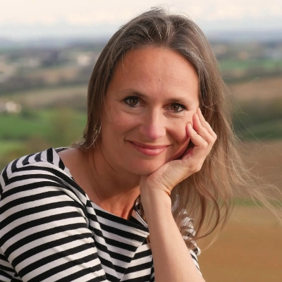 Frau im gestreiften Shirt in der Natur