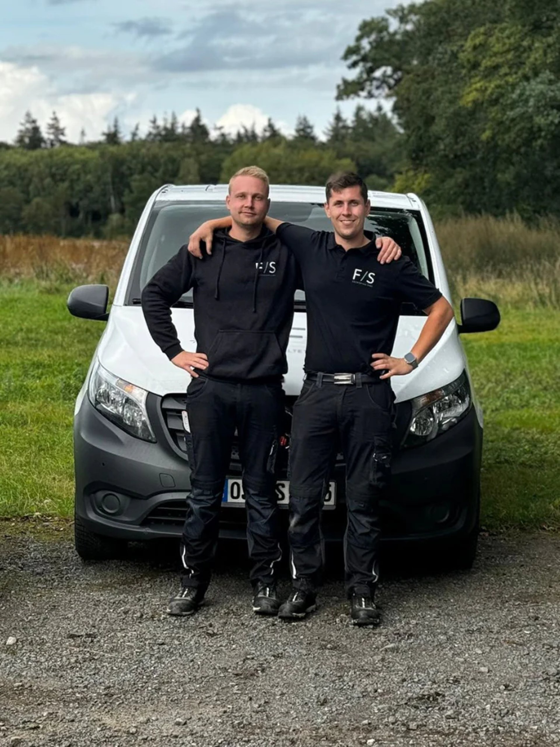 Das Team von F/S Kältetechnik vor den Firmenfahrzeugen