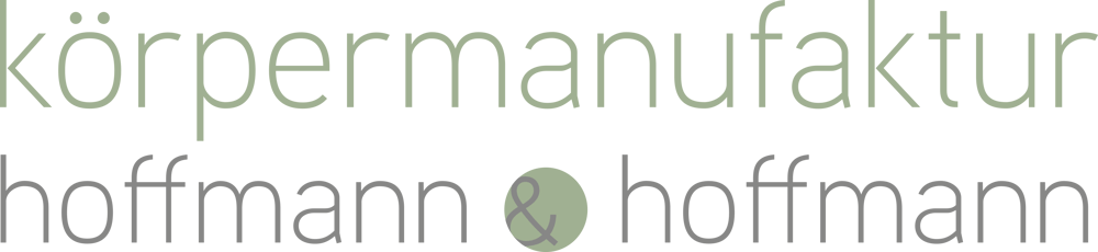 Logo: „körpermanufaktur hoffmann & hoffmann“ in hellgrüner und grauer Schrift auf dunkelgrünem Hintergrund.