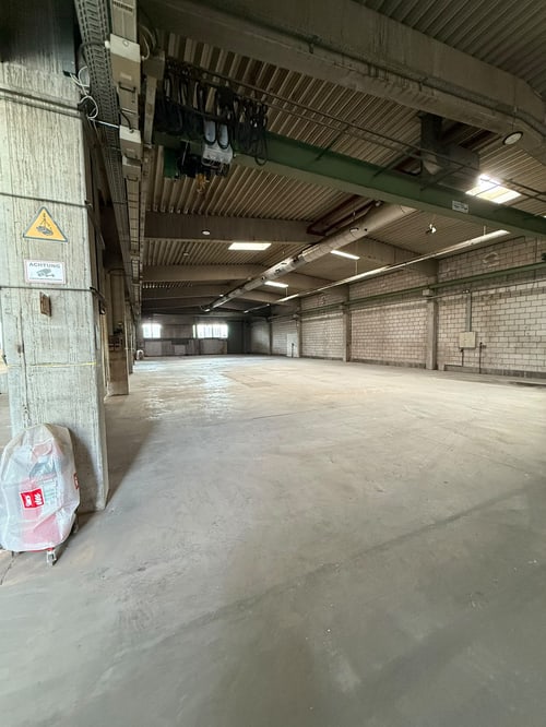 Leere, besenreine Halle nach der Entrümpelung