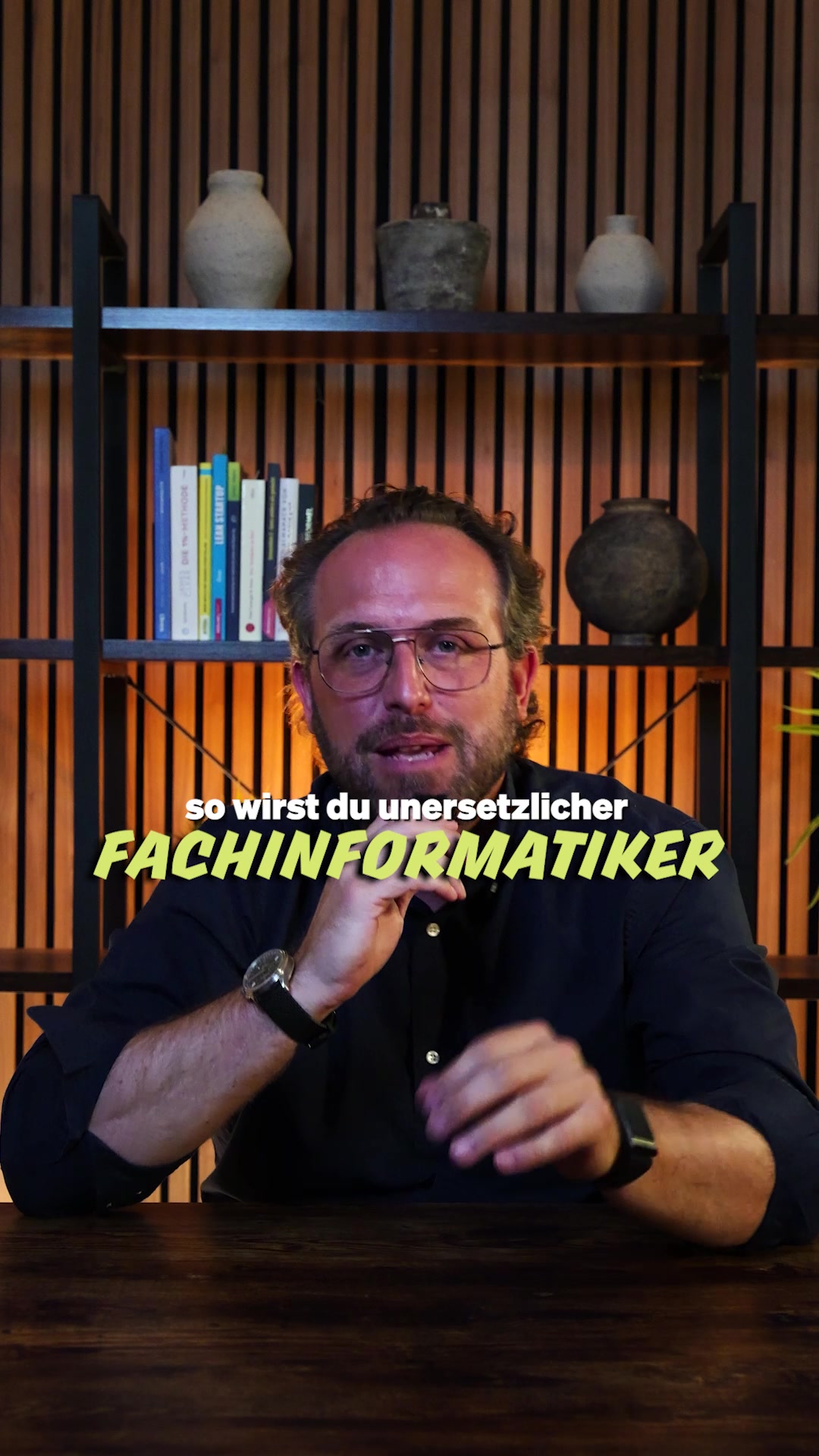 Inszeniertes Gespräch zwischen Mr. Karriere und einer Kollegin über die Ausbildung zum Fachinformatiker bei Rohde & Schwarz